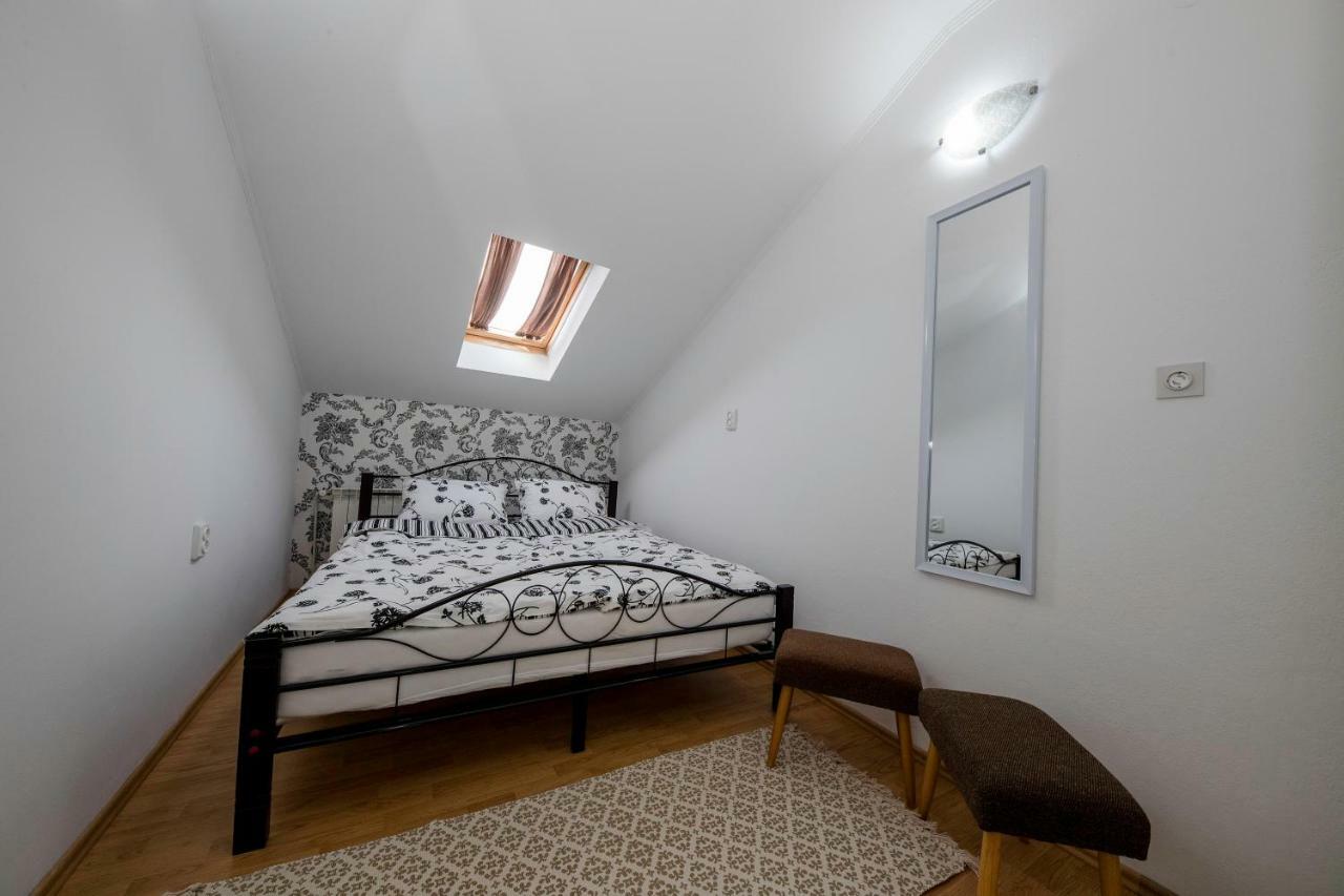 Apartmani Godinic Palit Экстерьер фото