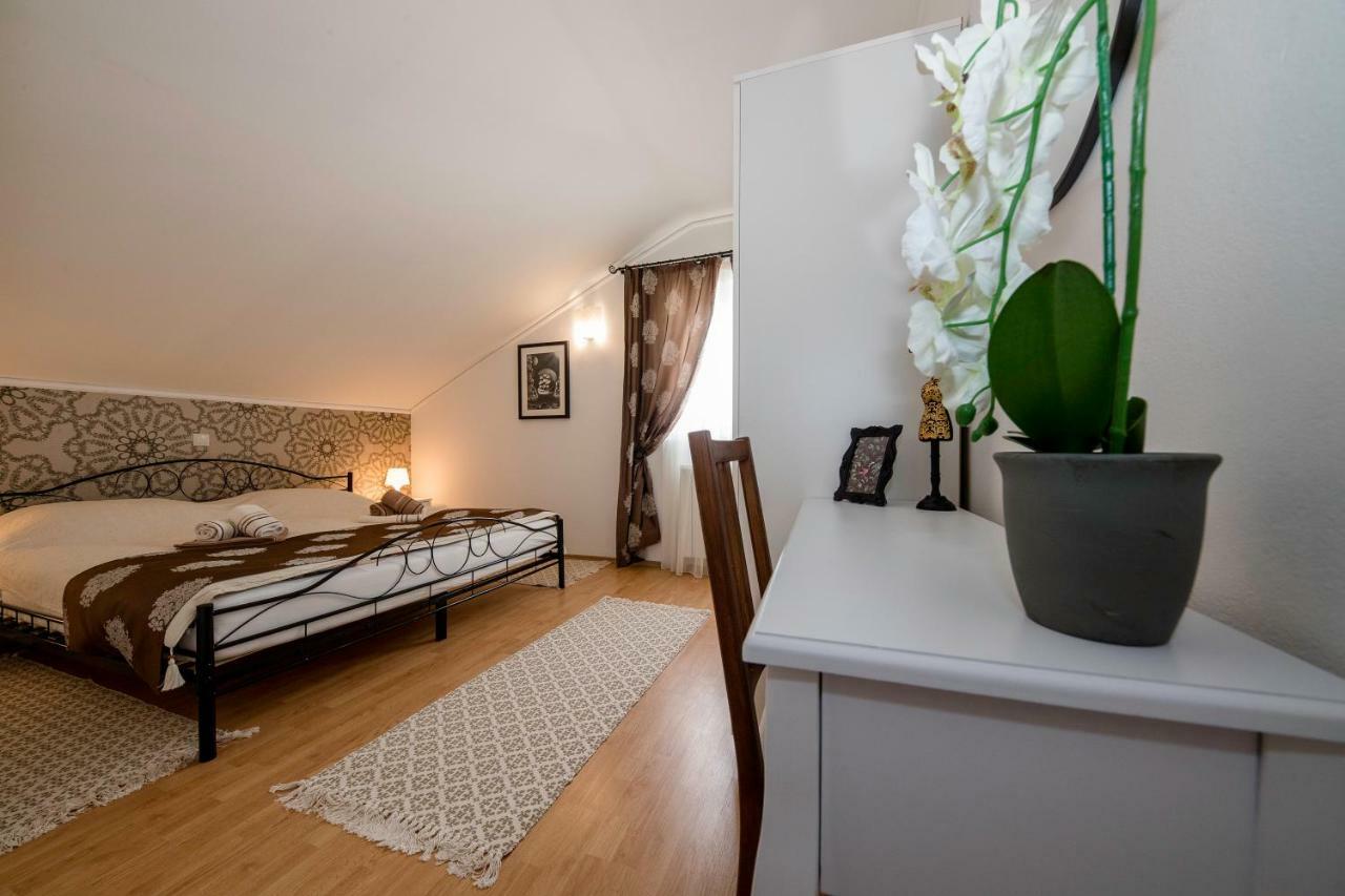 Apartmani Godinic Palit Экстерьер фото