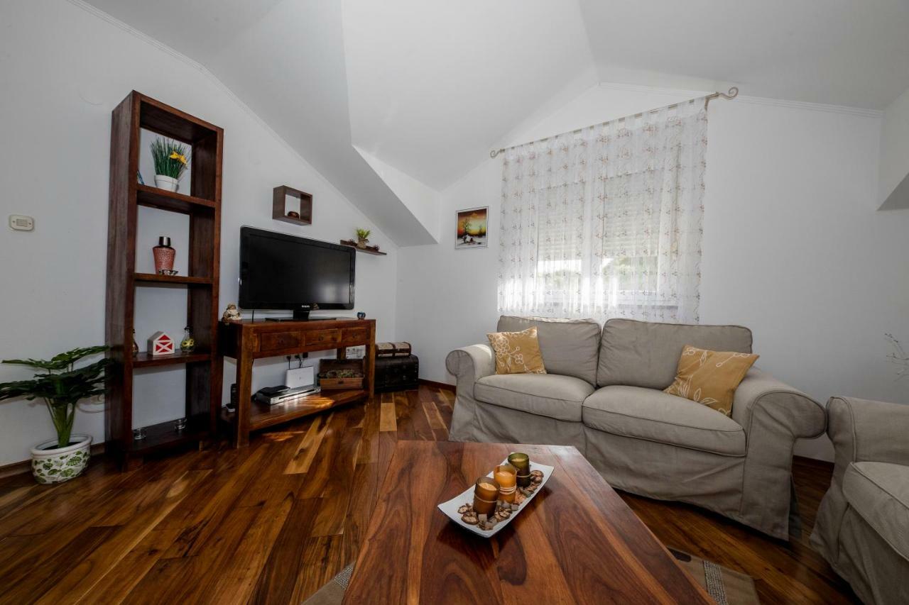 Apartmani Godinic Palit Экстерьер фото